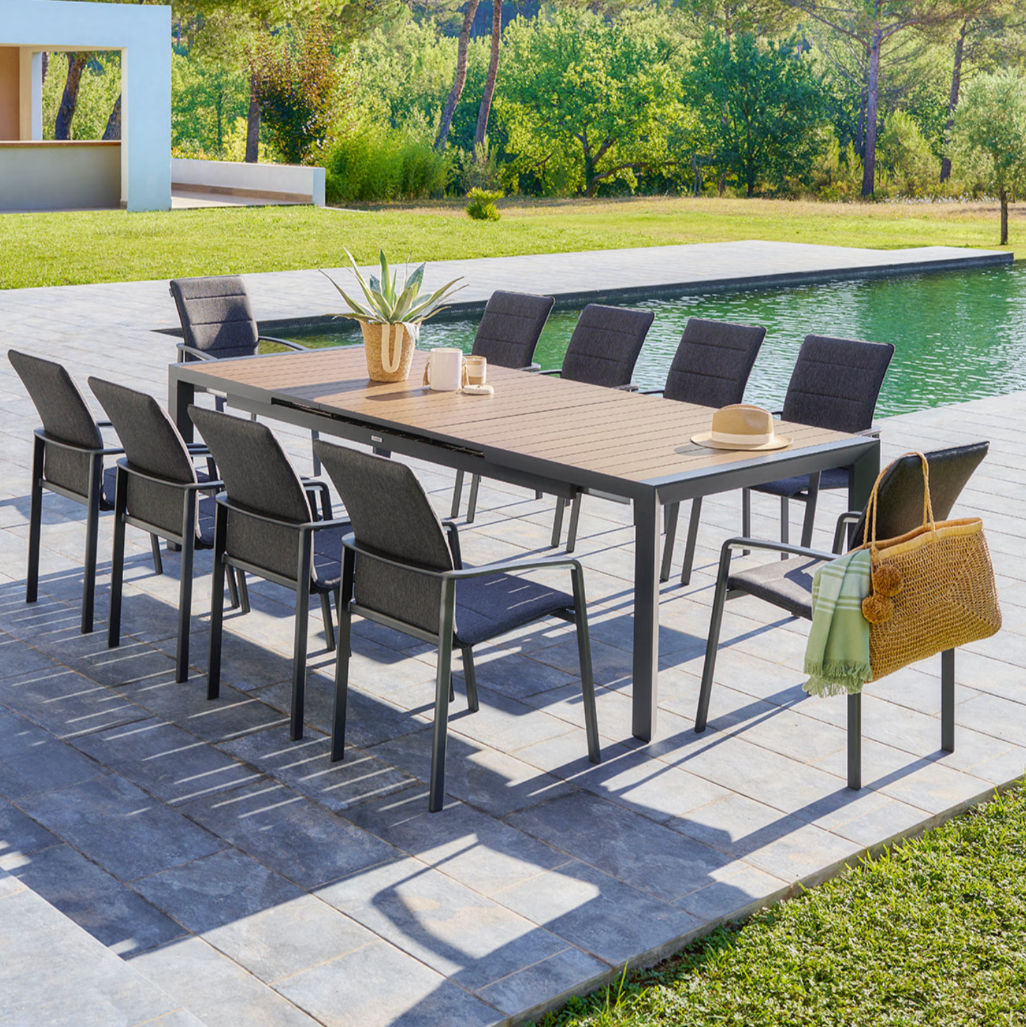Ensemble table de jardin extensible ÉVASION + 10 fauteuils empilables DIESE Graphite