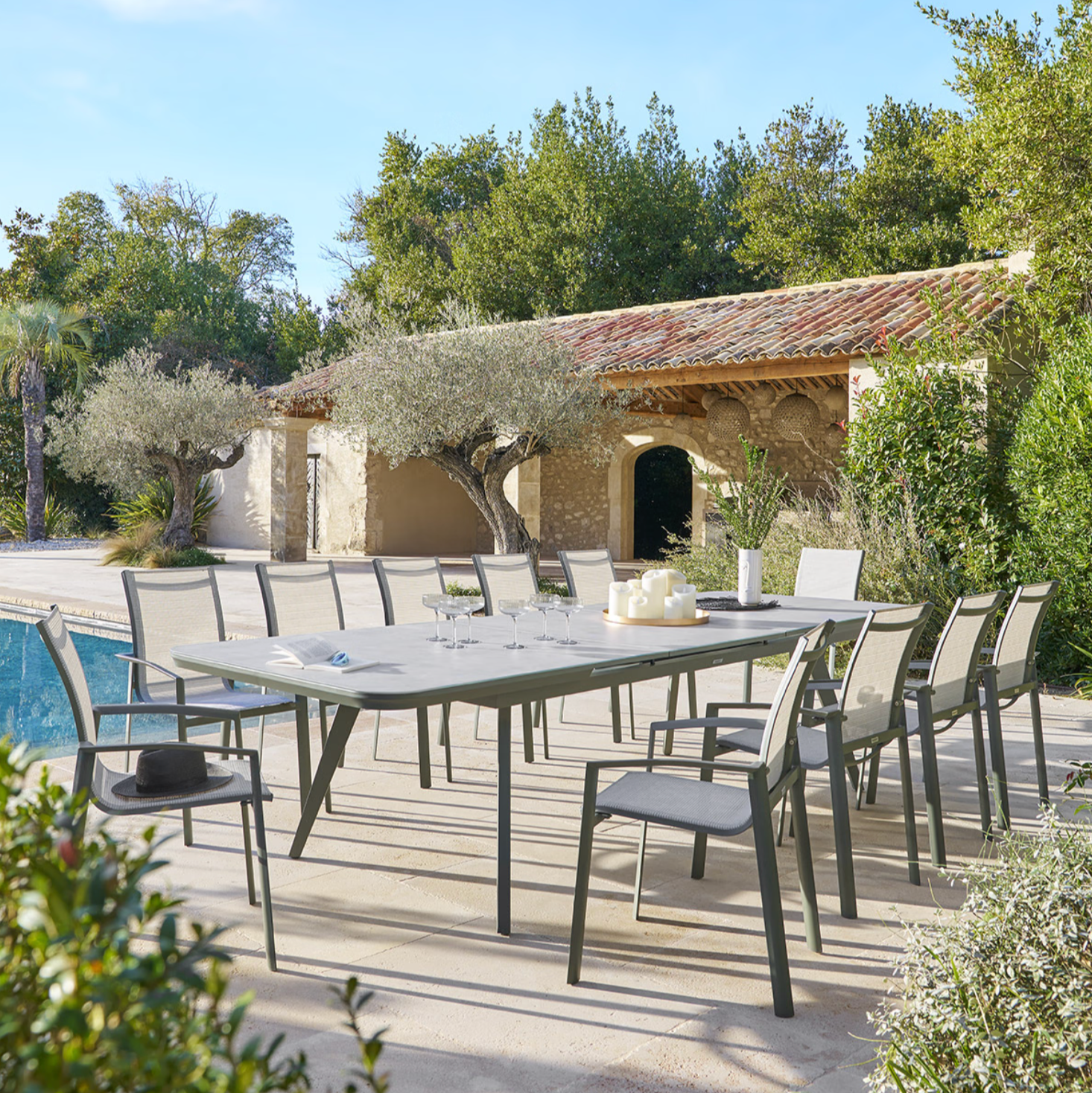 Ensemble table de jardin extensible PULPY + 12 fauteuils empilables AXANT Laurier