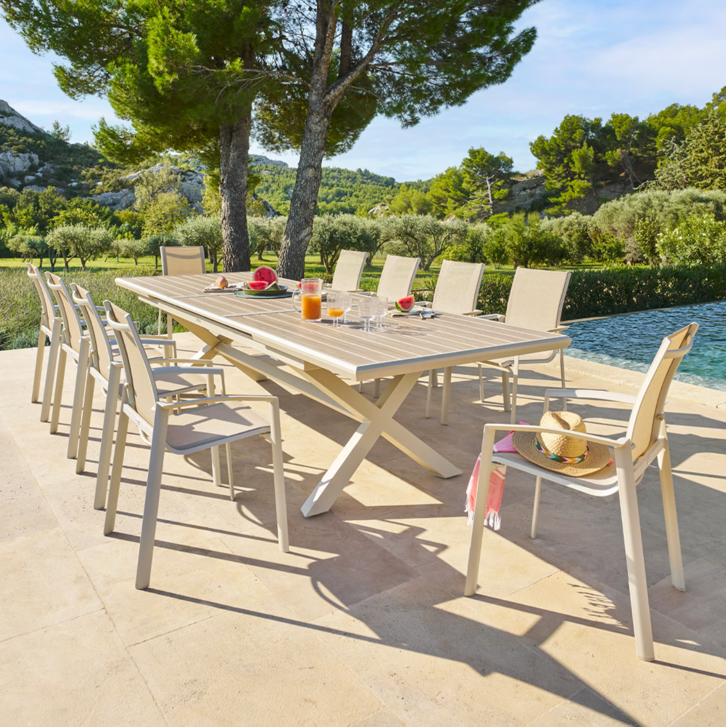 Ensemble table de jardin extensible AXIOME + 10 fauteuils empilables AXANT Lin & Argile