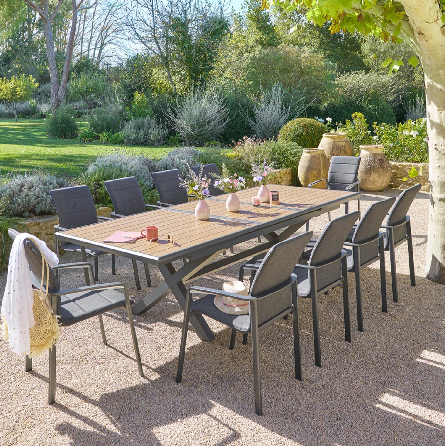 Ensemble table de jardin extensible AXIOME Effet teck Noix + 10 fauteuils DIESE Graphite